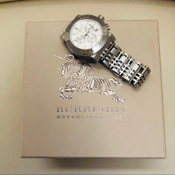 BURBERRY WATCH SILVER WITH ORIGINAL BOX - Picture 9 of 11
